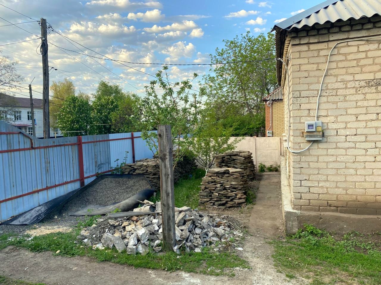 🏡Продаётся дом в Свердловске, пл .Куйбышева, напротив школы, р-н Шарапкино. 📐4 комнаты, площадь =67.3 м2. Кухня в доме, вода заведена, вода городская. Новая сливная яма, полностью забетонирована, закрыта. Так же есть погреб очень хороший. 🛠 Газ заведён на участок, есть все трубы. Дом очень тёплый. Металлоплас...