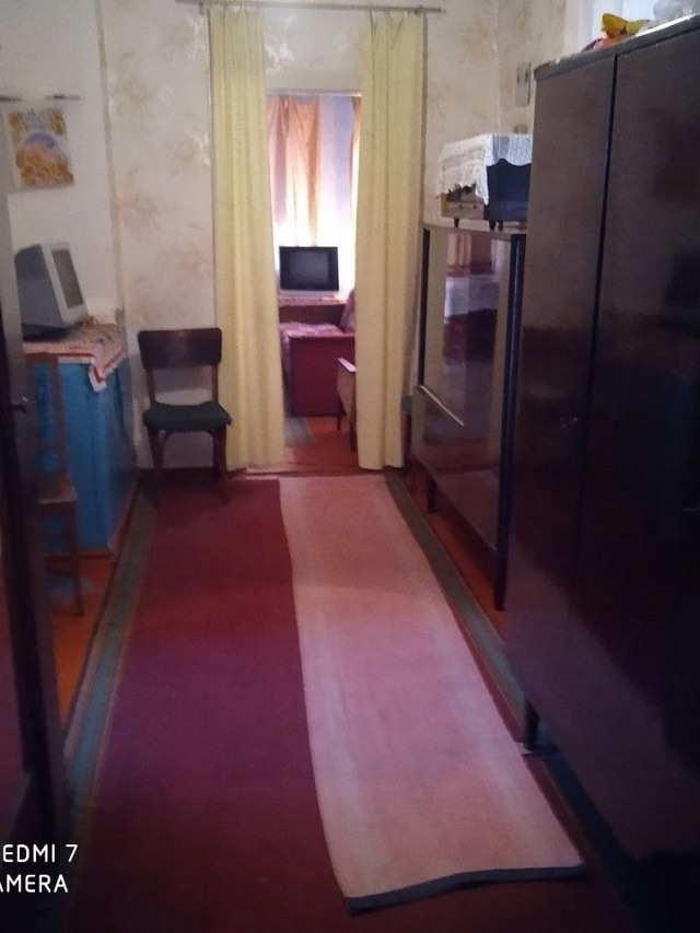 Продам дом район авиацентра 68 кв метров, с удобствами туалет и ванна в доме, три комнаты и кухня , газ котел, флигель на территории с печным отоплением две комнаты , хозпостройки , летний душ и туалет , заезд для авто, огород 10 соток с плодовыми деревьями и цветами, собственник в городе , цена 6 млн рублей ...