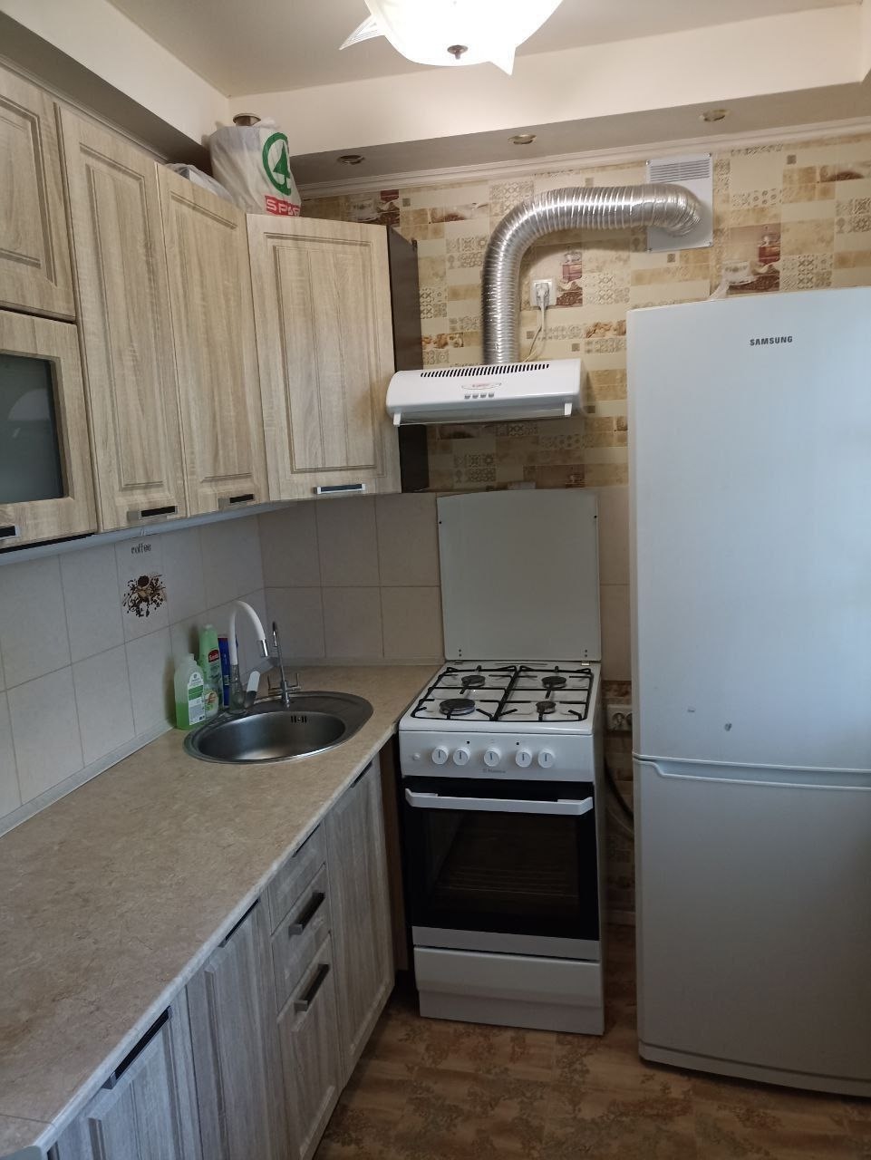 ‼Продам 2-комн. квартиру на кв. Комарова! 5/5- эт., 43/27/6. АВТОНОМНОЕ ОТОПЛЕНИЕ! Хороший ремонт. Комнаты изолированы. Натяжные потолки, кондиционер, балкон застеклен. Заменены все коммуникации. Рядом сад, школа, вся необходимая инфраструктура. Отличная транспортная развязка. . Цена 4 700 000 руб. тел. +7(95...