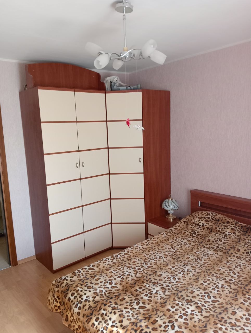 Продам 2 комнатную квартиру в центре Луганска по ул.Оборонной , 8 этаж/9 этажного, 53 кв , прописанных нет В пешей доступности школа,сад,рынок, супермаркет,больница Цена 8 млн торг +79591583248...