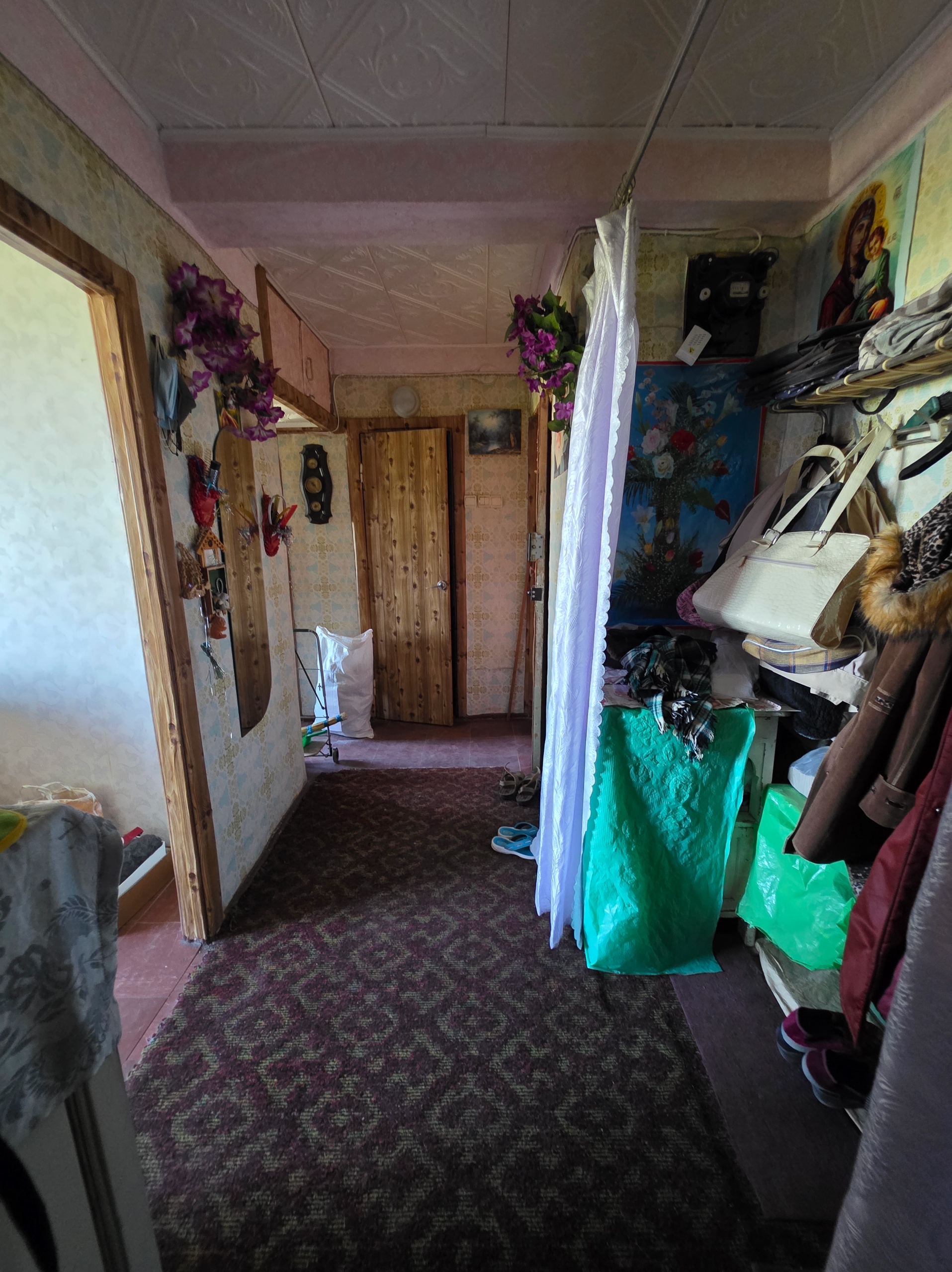 3 комнатная 70м2 кв. Солнечный, Жовтневый р-н г. Луганск Продам 3-х комн. кв. на 8эт/9ти этажного дома кв. Солнечный (р-н детской стоматологии), г. Луганск. - Общая - 70м2, жилая- 46.9м2, комнаты (19.2, 10.7, 17)- зал проходной, а спальни отдельные, кухня - 7м2. - С/у раздельный. - Окна м/п, пластиковая разво...