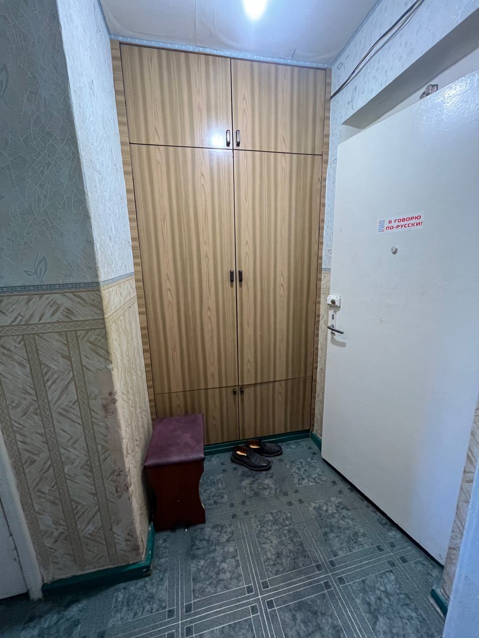 Продам 1-к квартиру на Восточном квартале 3 этаж 9 этажного дома. Общая площадь 32,2 м2. В квартире жилое состояние . Мебель остается. Отопление поменяно . Балкон застеклён , 2-е входные двери деревянная и железная. Есть гардеробная.Подъезд отремонтирован. Есть лифт. Рядом остановка транспорта, с хорошей тран...