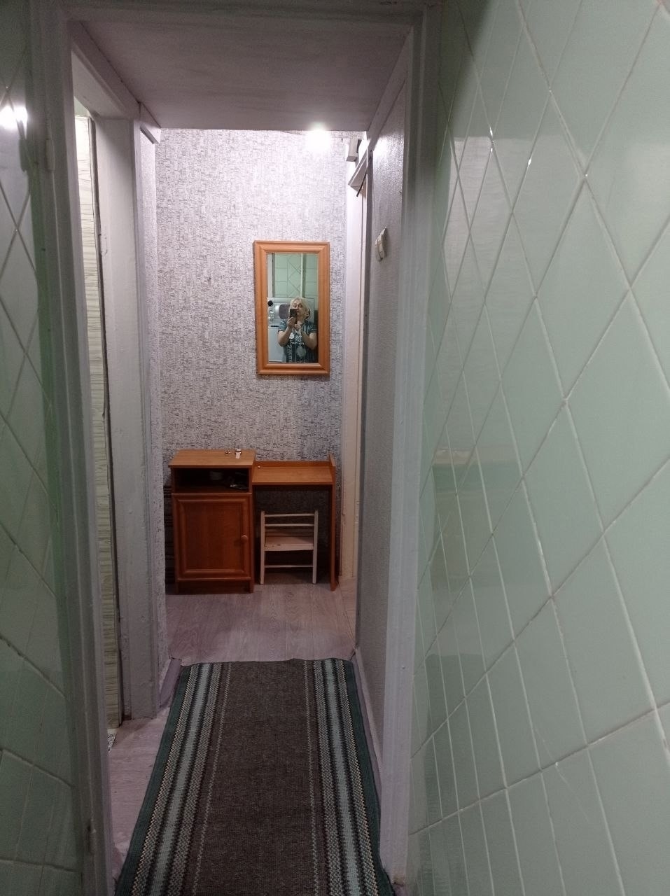 Объект 1399 Алчевск 2-к квартира по пр.Ленина, в районе маг. Гранат. Средний 2 этаж из 5. ОП 38/5. Не угловая, комнаты проходные. Окна и трубы МП. Балкон застеклен деревом. Жилое состояние. Частично остаётся мебель. Цена 1850000 руб +79591108151 тг МАХ +79591245605 МАХ...